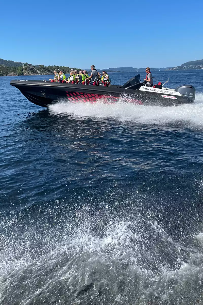RIB-båt i høy fart på sjøen i Bergen